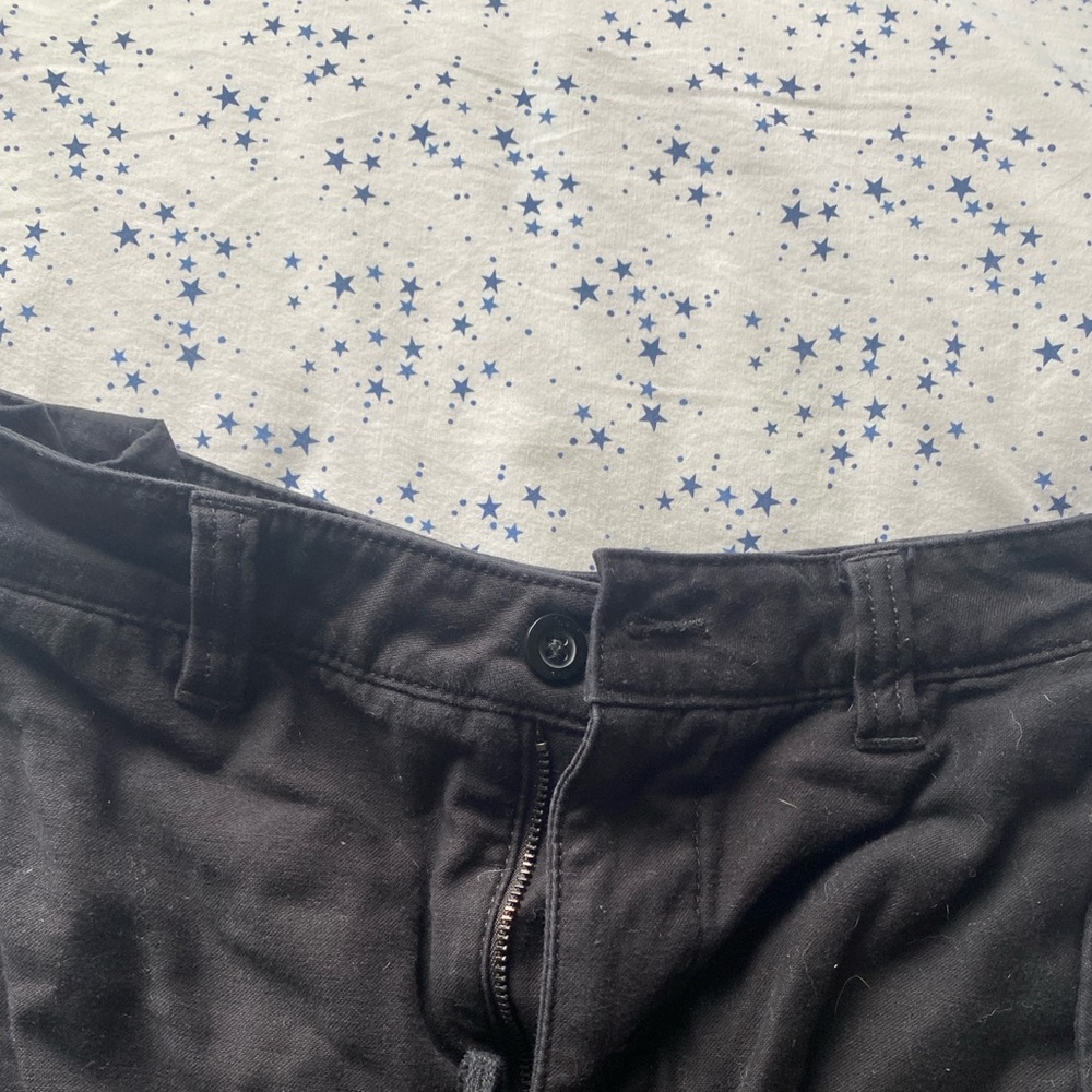 Only worn a handful of times! Aritzia TNA black women’s cargo pants - Picture 3 of 3